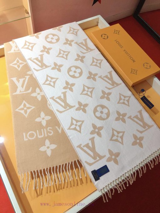 RLV2228 LVESSENTIAL scarf has arrived, showcasing the classic Monogram pattern on both sidesymjd1b5j - Image 7