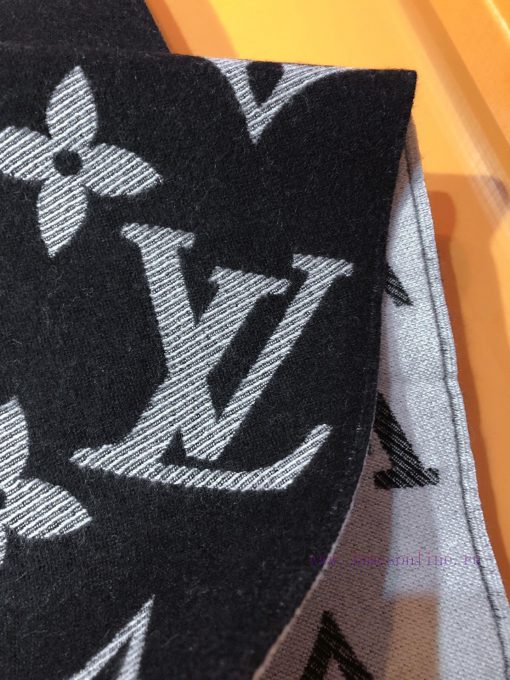 RLV2228 LVESSENTIAL scarf has arrived, showcasing the classic Monogram pattern on both sidespxpt462p - Image 9