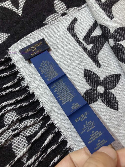 RLV2228 LVESSENTIAL scarf has arrived, showcasing the classic Monogram pattern on both sidespxpt462p - Image 10