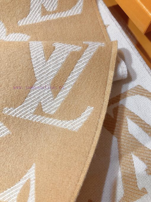 RLV2228 LVESSENTIAL scarf has arrived, showcasing the classic Monogram pattern on both sidesymjd1b5j - Image 9