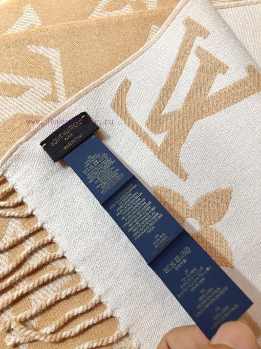 RLV2228 LVESSENTIAL scarf has arrived, showcasing the classic Monogram pattern on both sidesymjd1b5j - Image 10