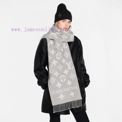 RLV2228 LVESSENTIAL scarf has arrived, showcasing the classic Monogram pattern on both sideshzqd3se9 - Image 4