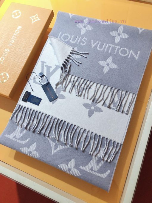 RLV2228 LVESSENTIAL scarf has arrived, showcasing the classic Monogram pattern on both sideshzqd3se9 - Image 5