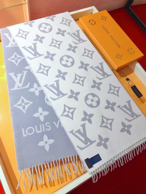 RLV2228 LVESSENTIAL scarf has arrived, showcasing the classic Monogram pattern on both sideshzqd3se9 - Image 7