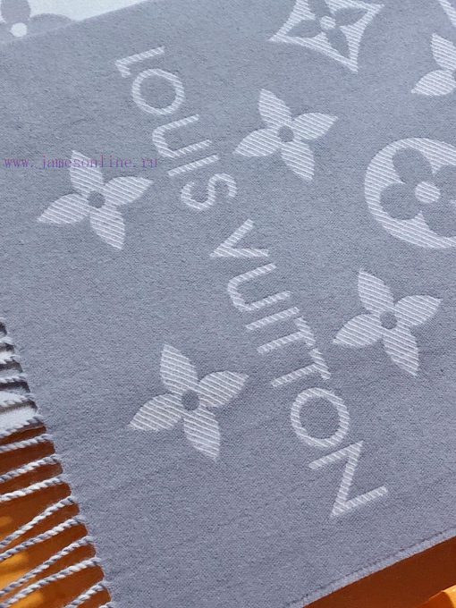 RLV2228 LVESSENTIAL scarf has arrived, showcasing the classic Monogram pattern on both sideshzqd3se9 - Image 8