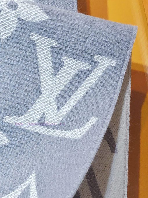 RLV2228 LVESSENTIAL scarf has arrived, showcasing the classic Monogram pattern on both sideshzqd3se9 - Image 9
