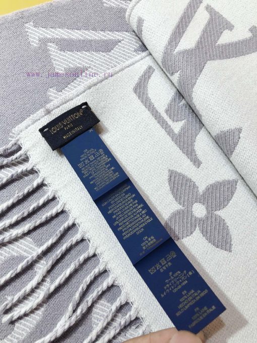 RLV2228 LVESSENTIAL scarf has arrived, showcasing the classic Monogram pattern on both sideshzqd3se9 - Image 10