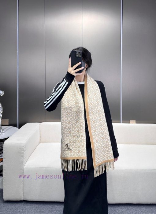 2024 Lv Explosive Classic Clover Double sided Jacquard Explosive Scarf 🧣 A very versatile itr43mjuc0