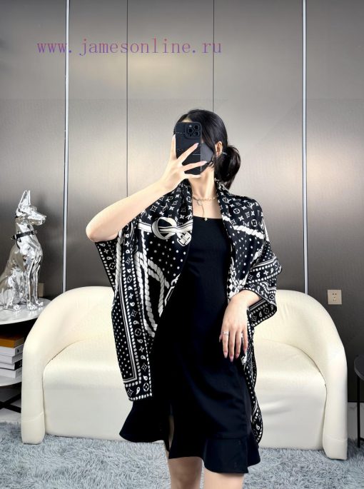 2025 Lv140 top-level velvet double-sided same color Sailor Bandana Square velvet square scarascwsc81 - Image 3