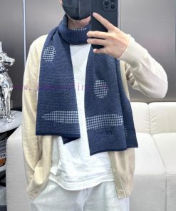 Fendi's popular new high-end men's and women's scarves are a brand that is very low-key and 8toavieb