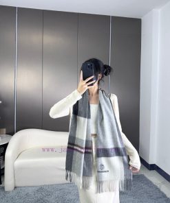 The new BURBERRY 100% cashmere is amazing and beautiful. It's so impressive that people willh016s9y4