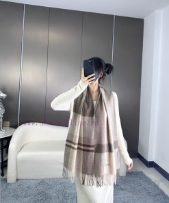 The new BURBERRY 100% cashmere is amazing and beautiful. It's so impressive that people willepz386g0