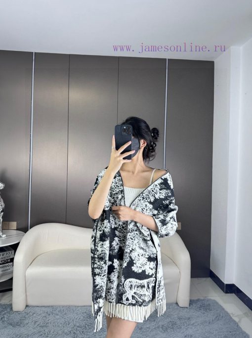 Newly released in 2023, this Sauvage printed scarf from Dior is a fresh interpretation of Didjx7uxj4 - Image 2