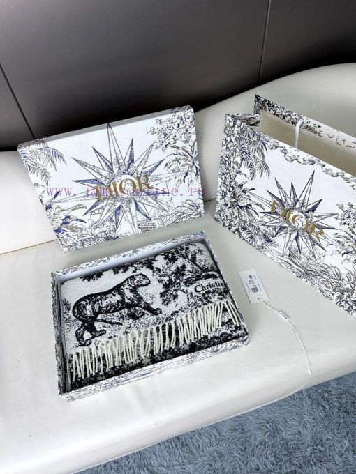 Newly released in 2023, this Sauvage printed scarf from Dior is a fresh interpretation of Didjx7uxj4 - Image 4