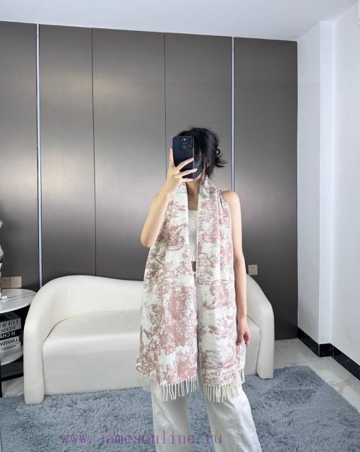 Newly released in 2023, this Sauvage printed scarf from Dior is a fresh interpretation of Diiu7u1fml