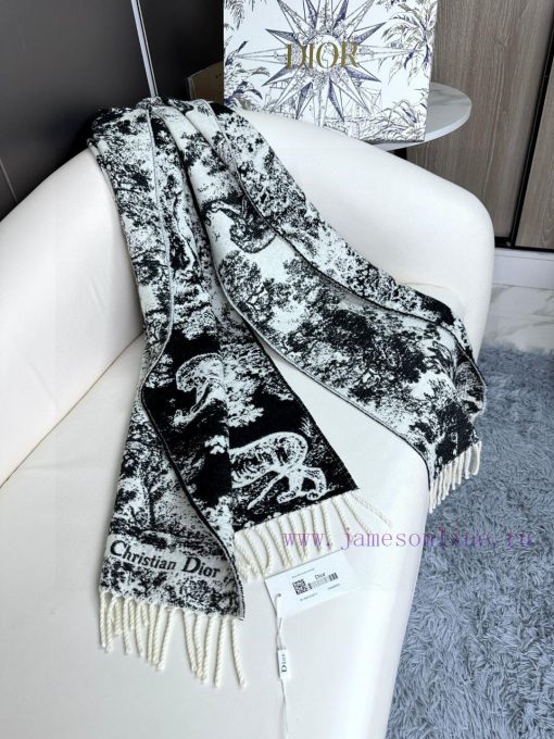 Newly released in 2023, this Sauvage printed scarf from Dior is a fresh interpretation of Didjx7uxj4 - Image 6