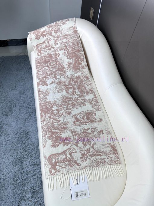 Newly released in 2023, this Sauvage printed scarf from Dior is a fresh interpretation of Diiu7u1fml - Image 5