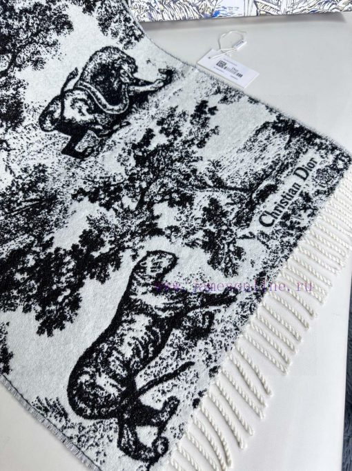 Newly released in 2023, this Sauvage printed scarf from Dior is a fresh interpretation of Didjx7uxj4 - Image 9
