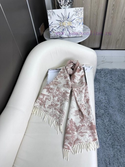 Newly released in 2023, this Sauvage printed scarf from Dior is a fresh interpretation of Diiu7u1fml - Image 7