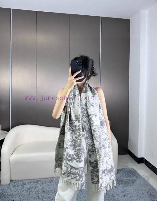 Newly released in 2023, this Sauvage printed scarf from Dior is a fresh interpretation of Din0yaze9x - Image 2