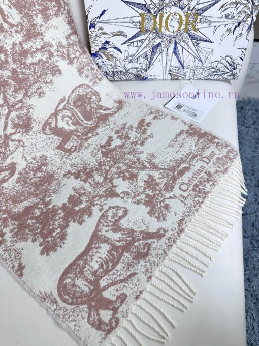 Newly released in 2023, this Sauvage printed scarf from Dior is a fresh interpretation of Diiu7u1fml - Image 9