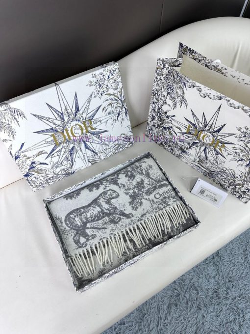 Newly released in 2023, this Sauvage printed scarf from Dior is a fresh interpretation of Din0yaze9x - Image 4