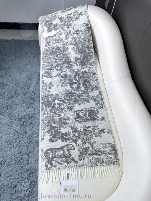 Newly released in 2023, this Sauvage printed scarf from Dior is a fresh interpretation of Din0yaze9x - Image 5