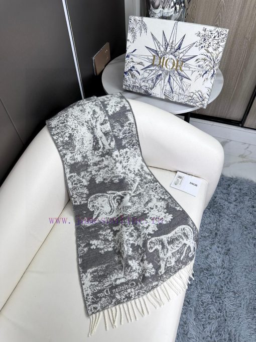 Newly released in 2023, this Sauvage printed scarf from Dior is a fresh interpretation of Din0yaze9x - Image 8