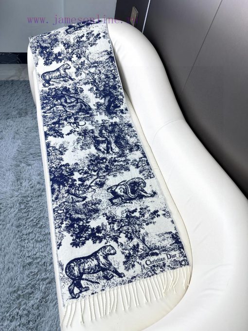 Newly released in 2023, this Sauvage printed scarf from Dior is a fresh interpretation of Dipem4dt17 - Image 5