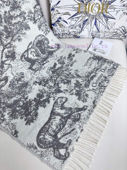 Newly released in 2023, this Sauvage printed scarf from Dior is a fresh interpretation of Din0yaze9x - Image 9