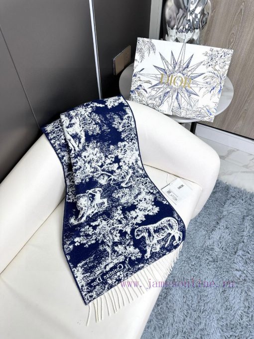 Newly released in 2023, this Sauvage printed scarf from Dior is a fresh interpretation of Dipem4dt17 - Image 8