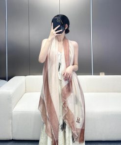 2024 Hermes is so beautiful, everyone loves it. Trendy people have several scarves in their jojw02q1