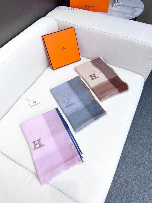 2024 Hermes is so beautiful, everyone loves it. Trendy people have several scarves in their jojw02q1 - Image 10