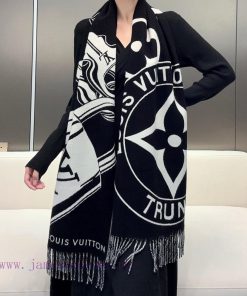 New scarf 🧣 The Lock And Keys scarf is made of a warm and plush blend of textiles, depictingcjmcd0vi