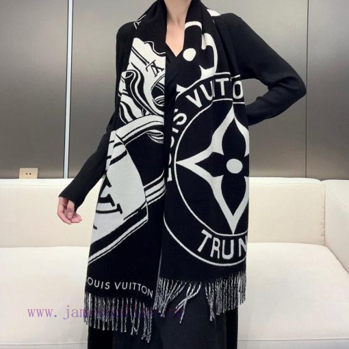 New scarf 🧣 The Lock And Keys scarf is made of a warm and plush blend of textiles, depictingcjmcd0vi