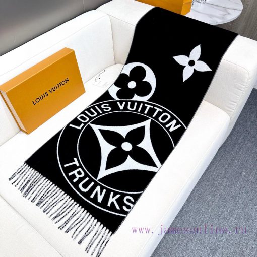 New scarf 🧣 The Lock And Keys scarf is made of a warm and plush blend of textiles, depictingcjmcd0vi - Image 5