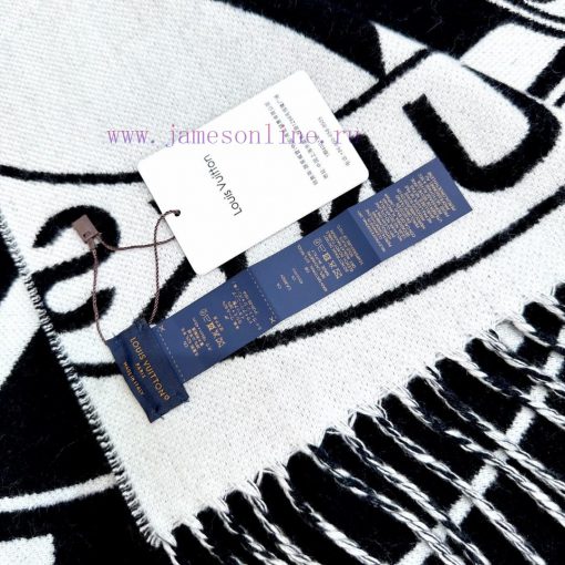 New scarf 🧣 The Lock And Keys scarf is made of a warm and plush blend of textiles, depictingcjmcd0vi - Image 10