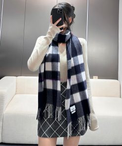The latest product of Burberry's classic cashmere plaid scarf, which has a strong reputationk6xyybl7