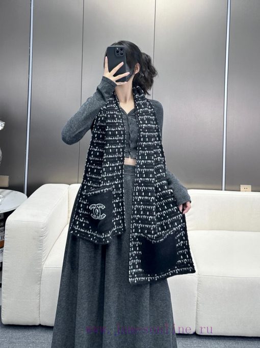 In 2024, CHANEL is a must-have for fashion lovers who love both high-end and trendy fun. It v98ahkpl - Image 2