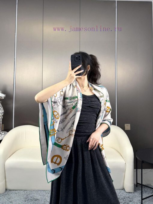 In 2025, the synchronized Hermes double-sided and color jumping horse 140 top-level silk casc6rogrpp - Image 3