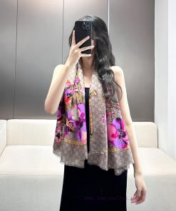 Gucci's classic double G-letter logo, paired with floral elements, exudes a fashionable vibear7j4v8s