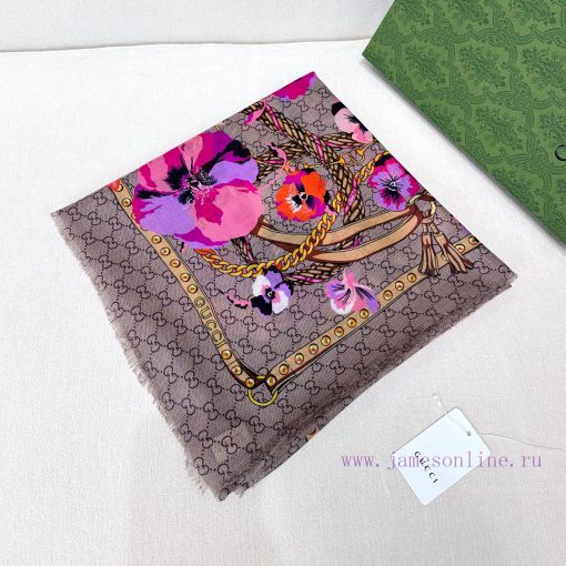 Gucci's classic double G-letter logo, paired with floral elements, exudes a fashionable vibear7j4v8s - Image 4