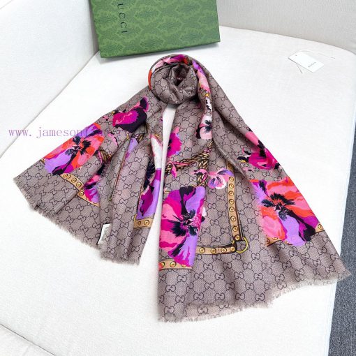 Gucci's classic double G-letter logo, paired with floral elements, exudes a fashionable vibear7j4v8s - Image 6