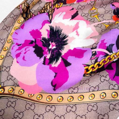 Gucci's classic double G-letter logo, paired with floral elements, exudes a fashionable vibear7j4v8s - Image 8