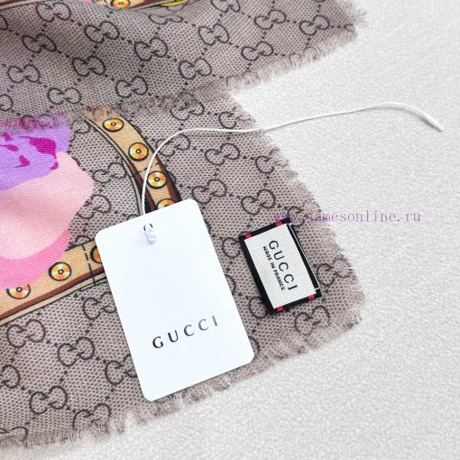 Gucci's classic double G-letter logo, paired with floral elements, exudes a fashionable vibear7j4v8s - Image 9
