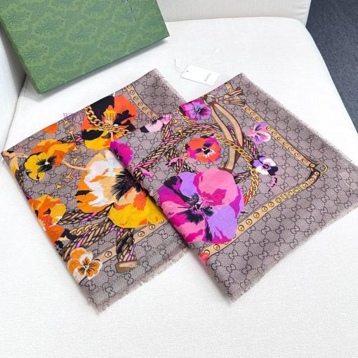 Gucci's classic double G-letter logo, paired with floral elements, exudes a fashionable vibear7j4v8s - Image 10