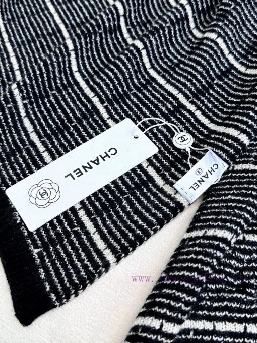 The VIP limited edition top of the line Chanel Double C shawl is absolutely worth collectingswq9u6zj - Image 8