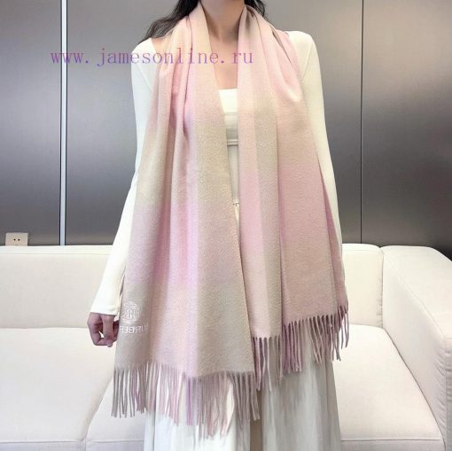 The classic checkered scarf and shawl from New Burberry in 2024 have come with a heavyweightfpcnl1pi - Image 2