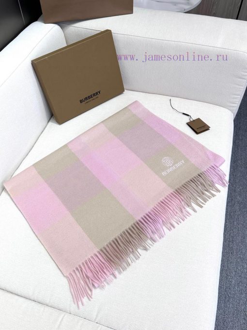 The classic checkered scarf and shawl from New Burberry in 2024 have come with a heavyweightfpcnl1pi - Image 4