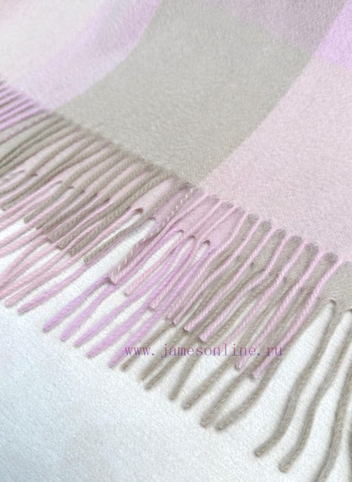 The classic checkered scarf and shawl from New Burberry in 2024 have come with a heavyweightfpcnl1pi - Image 10